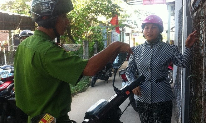 Cảnh sát khu vực trao đổi với mẹ Hào Anh.