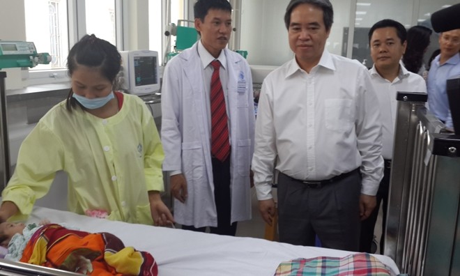 Thống đốc Nguyễn Văn Bình thăm và tăng quà bênh nhi khoa hồi sức cấp cứu tại bệnh viện nhi Trung ương. Ảnh: Khánh Huyền.