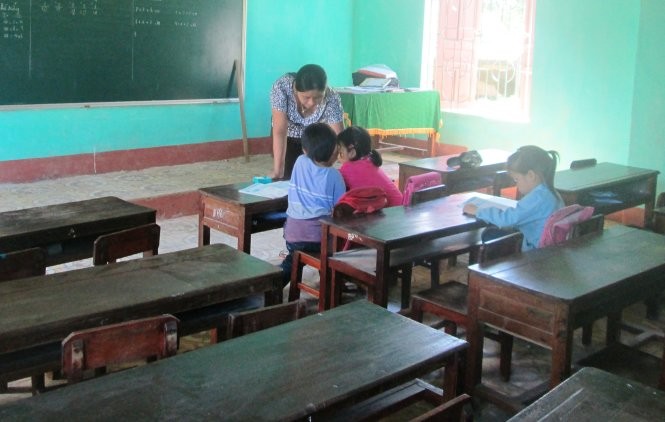 Vì phản đối sáp nhập trường, người dân Hương Bình không cho con đến trường học khiến cho những lớp học ở Trường tiểu học Hương Bình thưa vắng. Ảnh: VTC News. 