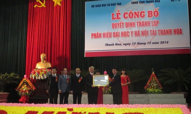 Lãnh đạo Trường ĐH Y Hà Nội nhận quyết định thành lập phân hiệu Trường ĐH Y Hà Nội tại Thanh Hóa. Ảnh: Hoàng Lam