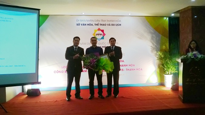 Trao giải cho tác giả đạt gải nhất Nguyễn Ngọc Huy Mẫn trong cuộc thi sáng tác logo năm du lịch quốc gia 2015 – Thanh Hóa.