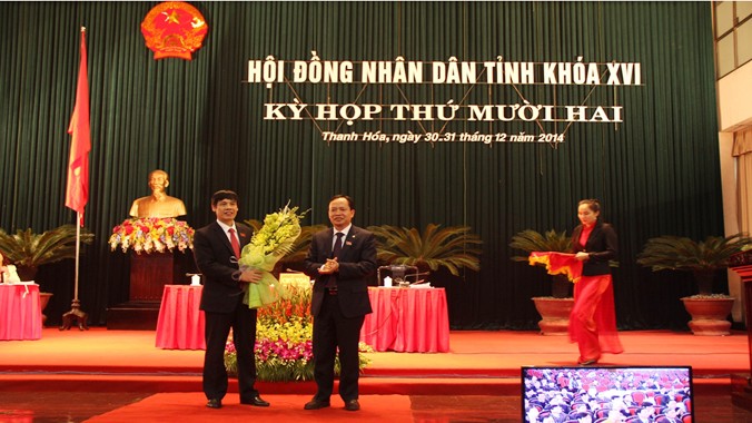 Các đồng chí: Trịnh Văn Chiến (bên phải) trúng cử Chủ tịch HĐND tỉnh; Nguyễn Đình Xứng (bên trái), trúng cử Chủ tịch UBND tỉnh Thanh Hóa. Ảnh: Hoàng Lam 