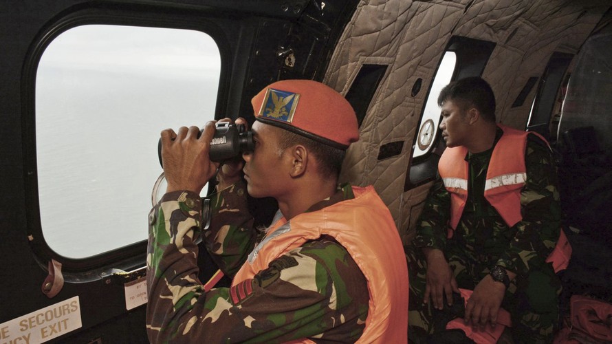 Trực thăng Super Puma của Phi đội số 6 Không quân Indonesia đang tìm kiếm nạn nhân chuyến bay QZ 8501. Ảnh: AP
