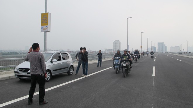 Bát nháo giao thông trên cầu Nhật Tân
