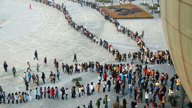 Bức ảnh này được chụp vào khoảng 7 giờ 40 phút sáng khi đám đông sinh viên đã xếp thành một hàng dài bên ngoài thư viện ĐH Tài chính và Kinh doanh Nam Kinh (Giang Tô, Trung Quốc). 
