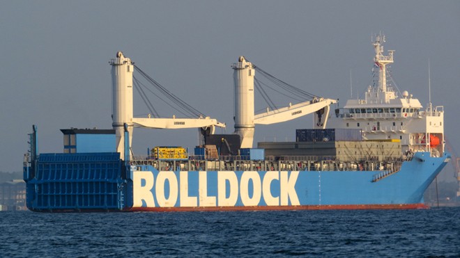  Tàu Rolldock Star neo đậu ở phía ngoài vùng nước quân cảng Cam Ranh 