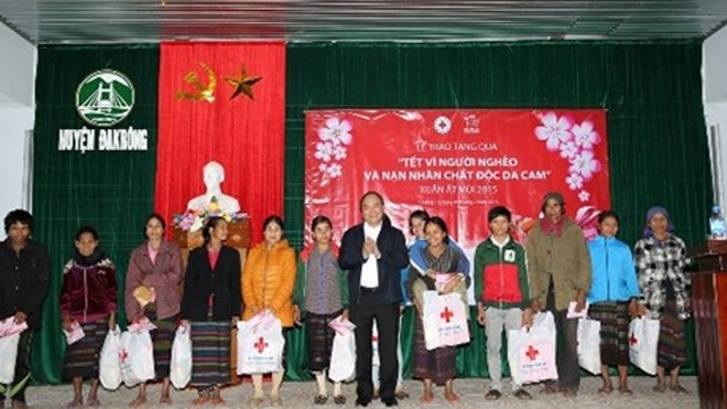 Phó Thủ tướng Nguyễn Xuân Phúc trao quà Tết cho người nghèo huyện Đakrông, tỉnh Quảng Trị