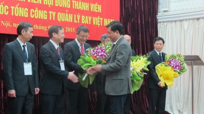 Ông Phạm Việt Dũng (thứ 3 từ trái sáng) nhận hoa chúc mừng của Bộ trưởng GTVT Đinh La Thăng tại phiên khai mạc kỳ thi Ảnh: Lê Hữu Việt 