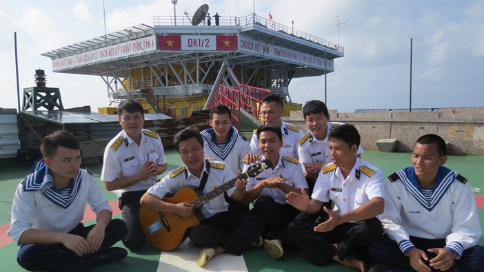 Đoàn công tác giao lưu văn nghệ với các chiến sĩ nhà giàn DK1 trên biển khơi.