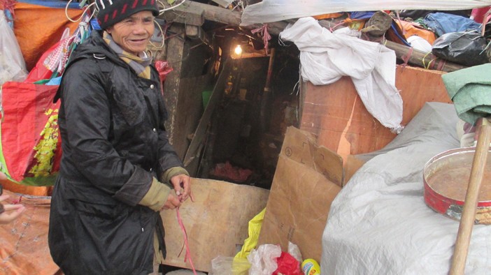 Ông Dương Đức Hùng (70 tuổi, Hưng Yên) sống trong túp lều tạm bợ phía sau chợ Long Biên, làm nhiều việc kiếm sống qua ngày