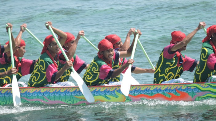 Lễ khai hội đua thuyền tại đảo Lý Sơn. Ảnh: Anh Thư