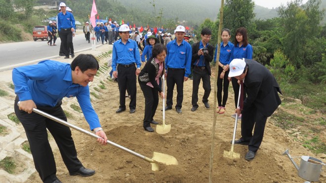 Anh Nguyễn Đắc Vinh và các đại biểu tham gia trồng cây tại khu mộ Đại Tướng
