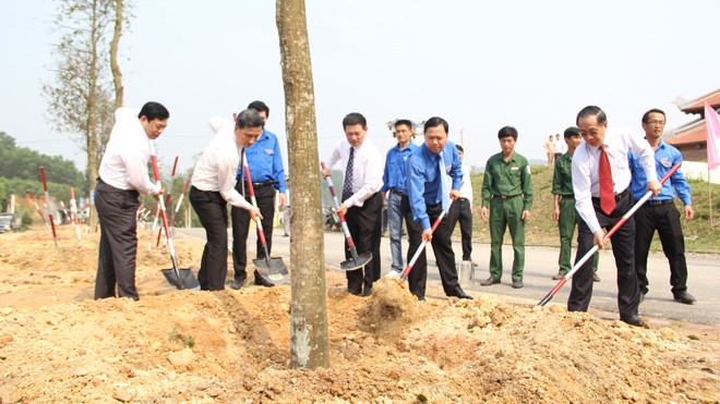 Lãnh đạo tỉnh Nghệ An và TƯ đoàn đang trồng cây lưu niệm bên Khu di tích Truông Bồn.