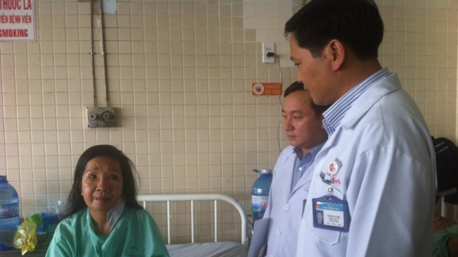 Các bác sĩ Bệnh viện Chợ Rẫy đang thăm khám cho bệnh nhân Lâm Kim Hồng. Ảnh: Quốc Ngọc