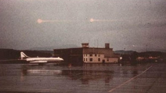 Mùa hè năm 1966, một quan chức hàng không chụp được 2 quả cầu màu đỏ phía trên sân bay Zurich-Kloten của Thụy Sĩ. Ảnh: Michael Hesemann 