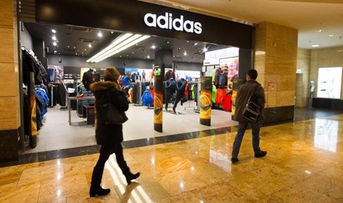 Một cửa hàng của Adidas trong một trung tâm thương mại. Ảnh: Vedomosti