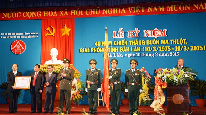 Đại tướng Trần Đại Quang trao Huân chương độc lập hạng Nhất cho nhân dân và cán bộ tỉnh Đắk Lắk