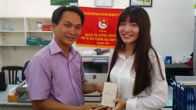 PV Tiền Phong (trái) trao giải Nhất cho bạn Thiên Nghi.