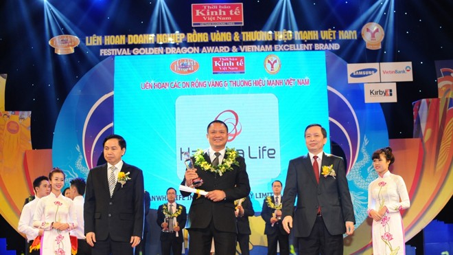 Ông Lưu Thái Thuận – Giám đốc kinh doanh khu vực miền Trung đại diện Hanwha Life Việt Nam nhận giải thưởng Rồng Vàng).