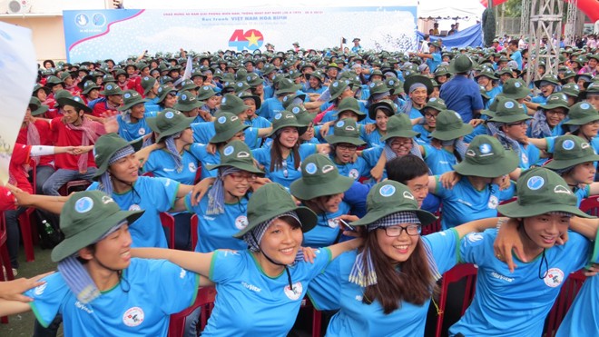 2.000 sinh viên tái hiện 5 cánh quân giải phóng Sài Gòn