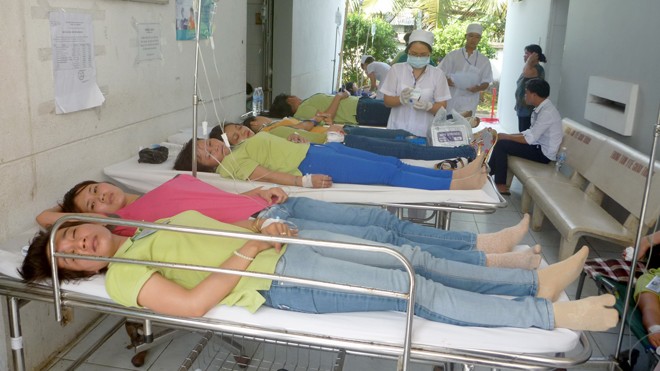 Các công nhân nhập viện tại trung tâm y tế huyện Châu Thành, tỉnh Tiền Giang vào chiều 24/4.