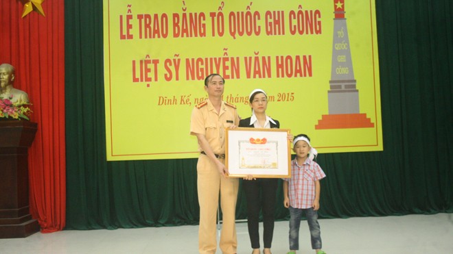  Đại tá Nguyễn Văn Huyền trao bằng Tổ quốc ghi công cho gia đình Liệt sĩ Nguyễn Văn Hoan