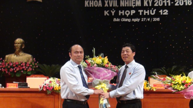 Ông Bùi Văn Hải, Bí thư Tỉnh ủy Bắc Giang tặng hoa chúc mừng ông Nguyễn Văn Linh, Chủ tịch UBND tỉnh Bắc Giang nhiệm kỳ 2011-2016.
