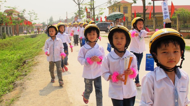 Trẻ em huyện Ý Yên (Nam Định) được Ủy ban ATGT Quốc gia phát mũ bảo hiểm miễn phí vào giữa tháng 4 vừa qua. 