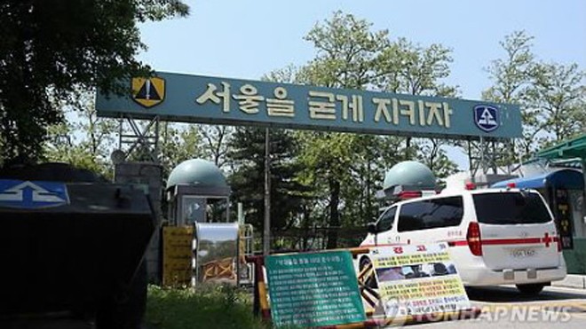 Xe cứu thương đi vào khu căn cứ quân sự tại Naegok-dong, phía nam Seoul (Ảnh: Yonhap)