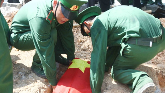 Đón các liệt sĩ hy sinh tại Lào về nước 