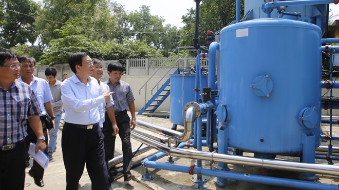 Chủ tịch UBND TP Hà Nội kiểm tra việc cấp nước tại Cty nước sạch HN Ảnh Như Ý