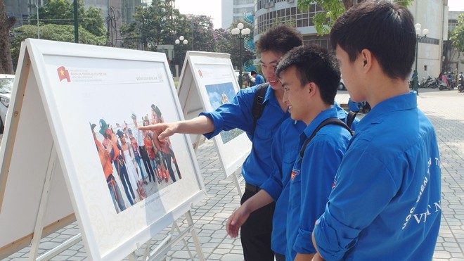 Các bạn sinh viên Học viện Thanh thiếu niên Việt Nam xem ảnh tại cuộc triển lãm