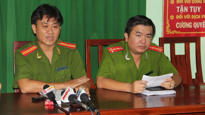 Cơ quan công an thông tin về vụ trọng án giết người đêm 14/5. Ảnh Việt Văn.