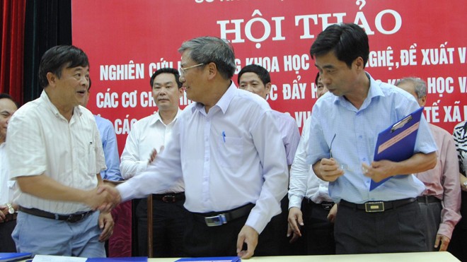 Giám đốc Sở KHCN Hà Nội Lê Xuân Rao ký hợp tác với một số doanh nghiệp về nghiên cứu, ứng dụng KHCN