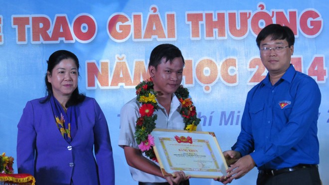 Anh Lê Quốc Phong, Bí thư T.Ư Đoàn trao giải thưởng cho học sinh.
