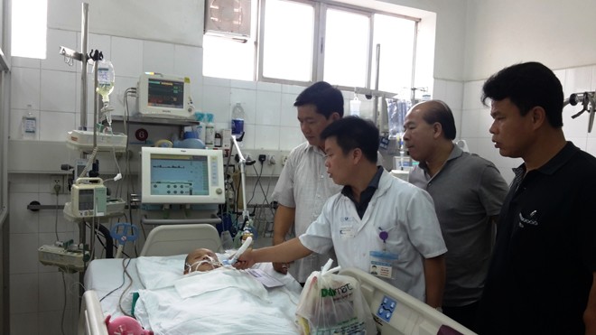 Bộ trưởng GTVT (ngoài cùng bên trái) thăm cháu Nguyễn Phương Anh.
