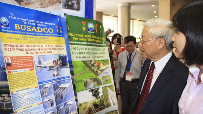 Tổng Bí thư cùng các đại biểu đã thăm quan khu vực triển lãm các thành tựu khoa học công nghệ chào mừng Đại hội lần thứ 7 của Vusta. 