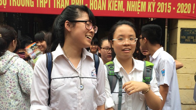 Thí sinh cười tươi sau khi ra khỏi phòng thi môn Toán chiều nay tại điểm thi THPT Trần Phú, Hà Nội. Ảnh: Hiền Chu
