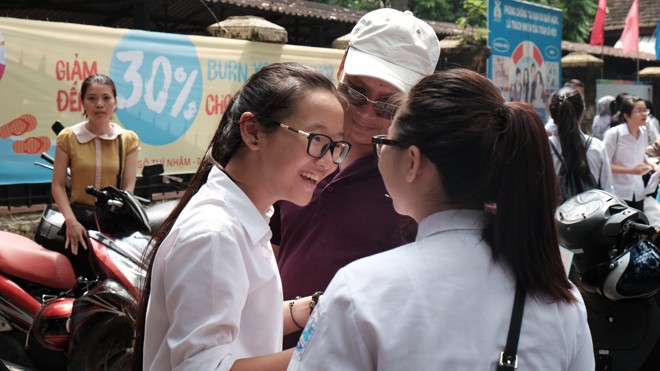 Nhiều thí sinh cười tươi với bài thi Ngữ Văn vào lớp 10 tại Hà Nội sáng nay. Ảnh Trần Hoàng