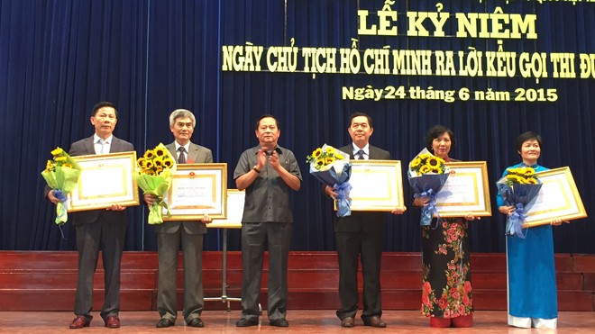 Ông Phạm Ngọc Lâm ( ngoài cùng bên trái) đón nhận Huân chương Lao động hạng Ba 