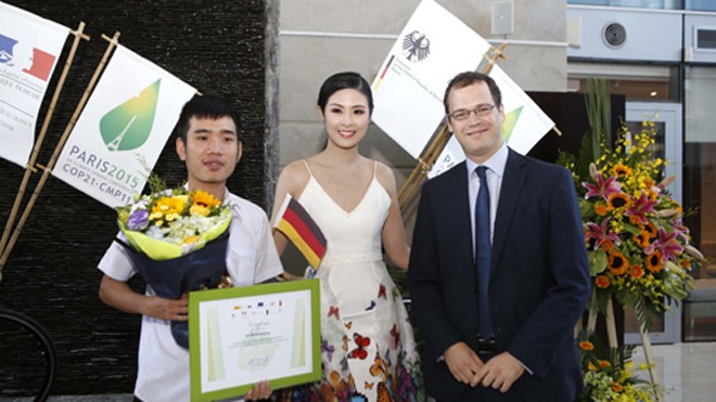 Hoa hậu Ngọc Hân cùng chụp ảnh chung tại buổi lễ trao giải. Ảnh: Như Ý