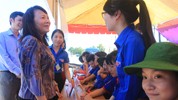 Thứ trưởng Bộ GD- ĐT Nguyễn Thị Nghĩa (bìa phải) thăm các bạn TNTN đang làm nhiệm vụ tại thị trấn Quảng Xương, huyện Quảng Xương (Thanh Hóa) trưa 30/6- Ảnh: Hoàng Lam