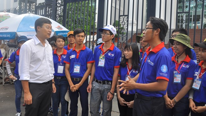 Anh Lê Quốc Phong trò chuyện với các tình nguyện viên. Ảnh: Nguyễn Dũng