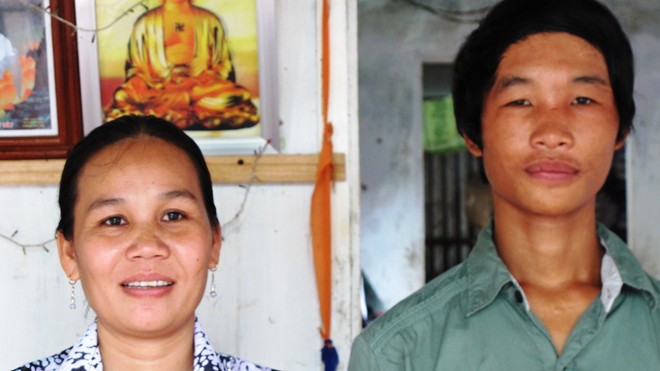 Bà Phạm Thị Thoa và Hào Anh tươi cười được giải oan trong nghi án trộm cắp tài sản tại phường 8 (thành phố Cà Mau)