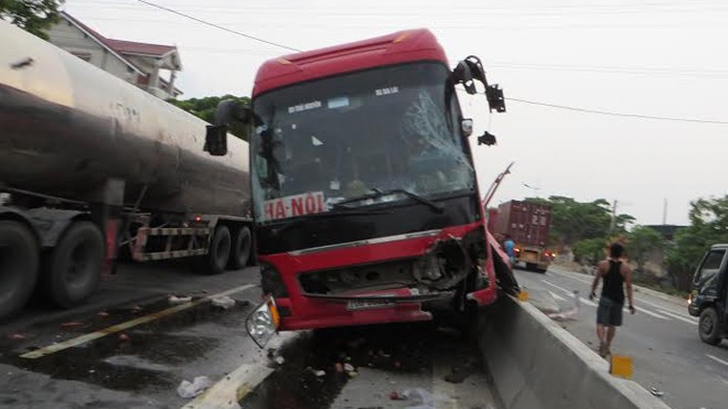Vụ tai nạn khiến chiếc xe khách hư hỏng nặng, giao thông tắc nghẽn.