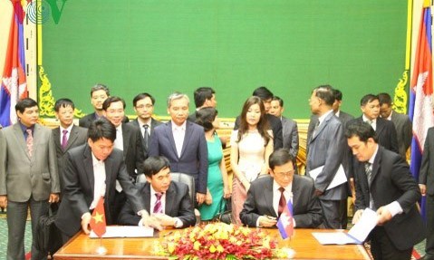 Hai Chủ tịch Ủy ban phân giới cắm mốc Việt Nam-Campuchia ký kết Biên bản cuộc họp ngày 9/7 vừa qua.