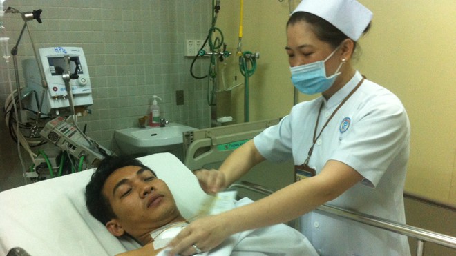 Bệnh nhân Đào Thiện Thắng sau ca phẫu thuật lấy mũi tên điện ra khỏi ngực tại Bệnh viện Chợ Rẫy TPHCM. Ảnh: Quốc Ngọc