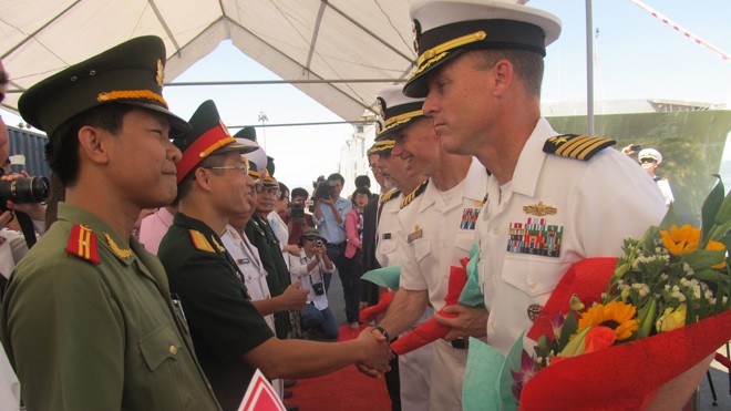 Đại diện Việt Nam đón đoàn Hải quân Mỹ