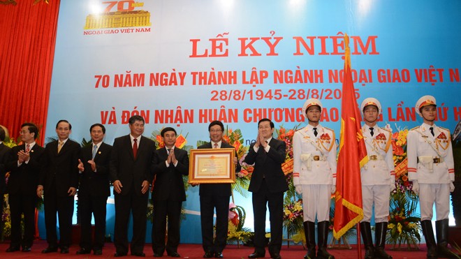 Chủ tịch nước Trương Tấn Sang trao tặng Huân chương Sao vàng lần thứ hai cho Bộ Ngoại giao. Ảnh: Như Ý