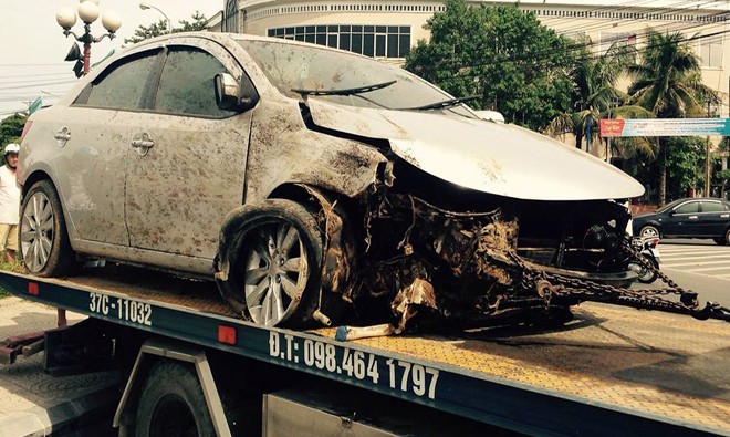 Chiếc ô tô bị hư hỏng nặng sau pha tai nạn kinh hoàng.